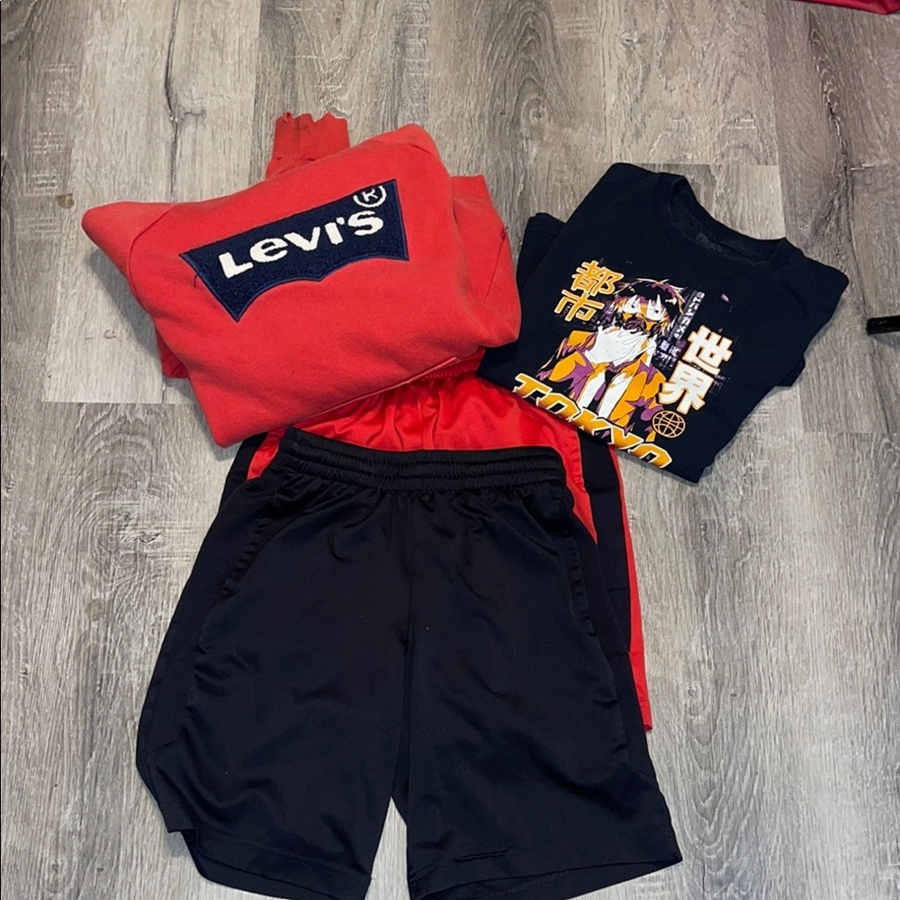 🏷️ Levi's Red Sweatshirt and Black Red Shorts Boys Bundle Size 10 12